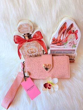 🩷🩷Juicy Couture Pink Heart-Accent Wallet Clutch🩷🩷